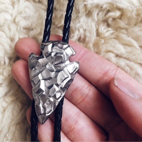 Vintage 80s Arrowhead Bolo Tie - Picture 3 of 4